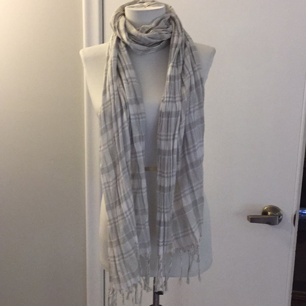 Grey/white plaid scarf